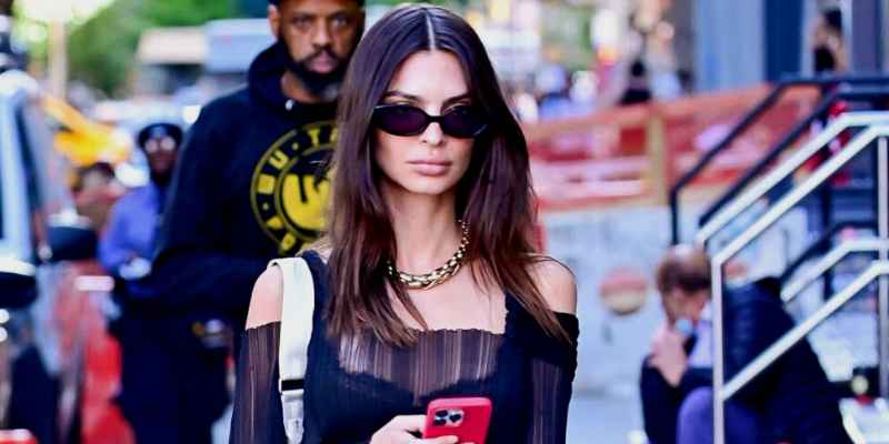 Emily Ratajkowski In Barely There Dress  With $12 Summer Bag Trend Jennifer Garner is Obsessed With