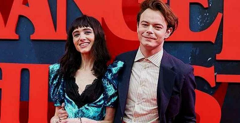 Natalia-Dyer-And-Boyfriend-Charlie-Heaton-Hold-Hands-On-The-Red-Carpet-For-Stranger-Things-4